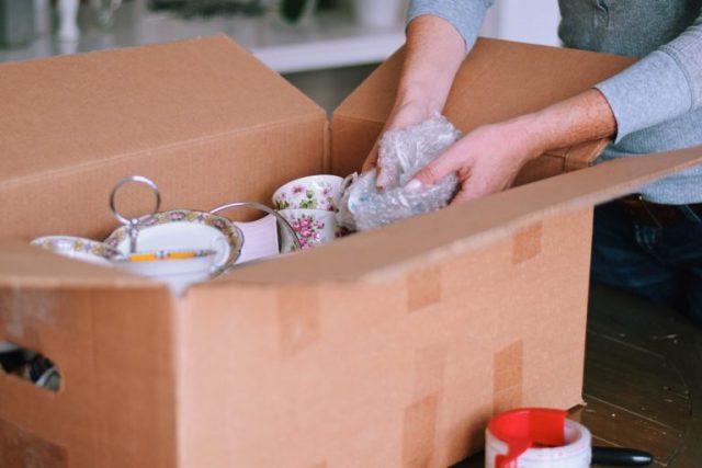 Packing dishware